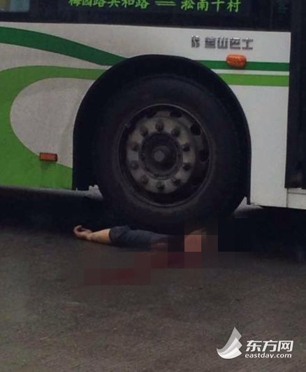 一男子遭公交碾压,当场伤重不治 一男子遭公交碾压,当场伤重不治