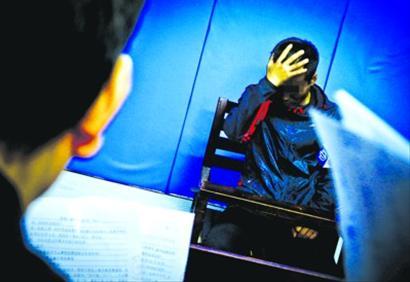 嫌疑人正在接受警方审讯/晨报记者 肖允 嫌疑人正在接受警方审讯/晨报记者 肖允