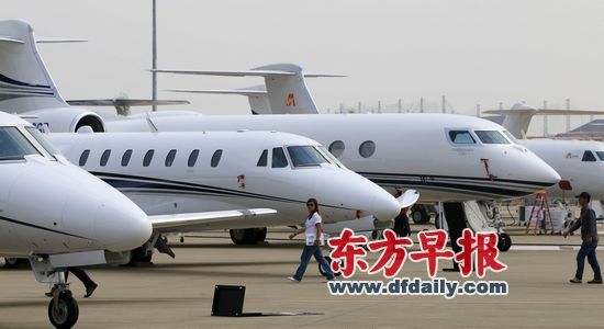 2014亚洲公务航空会展上,参展公务机占满了停机坪。早报记者 赵昀 图 2014亚洲公务航空会展上,参展公务机占满了停机坪。早报记者 赵昀 图
