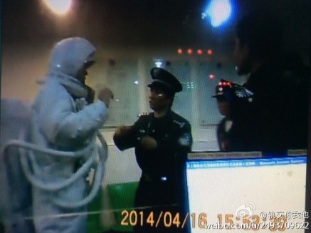 民警对“宇航员”的随意散步进行批评教育。图片来源:新浪微博 民警对“宇航员”的随意散步进行批评教育。图片来源:新浪微博