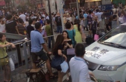 深圳东门砍人事件致12人伤 (2)