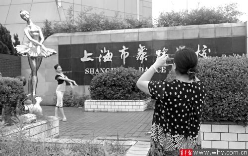 上海舞蹈学校将迁新址 校友与芭蕾少女合影(图