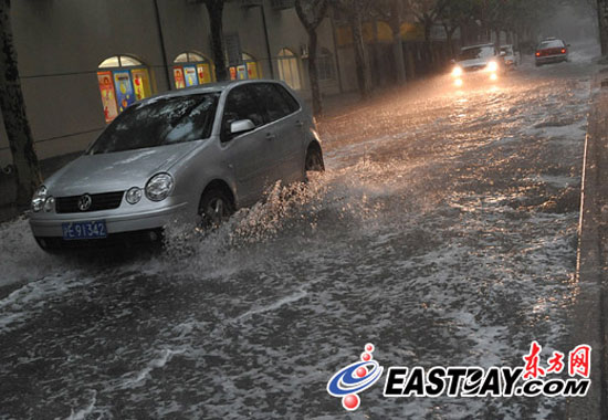 申城拉响暴雨红色预警 市区暴雨如注(组图)
