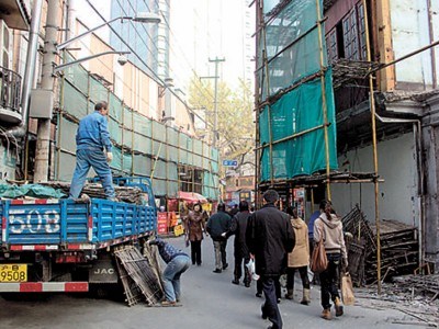 吴江路小吃街月底拆迁完毕 市民争吃告别餐