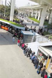 清明假期首日申崇线客流超春运 黑车要价翻倍