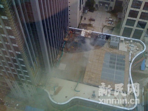 虹桥路上海广播大厦旁一幢在建大楼发生火灾(