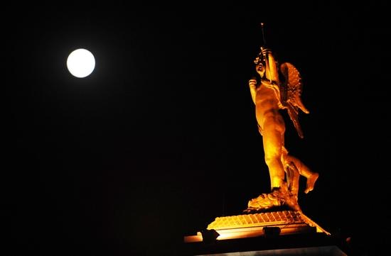 申城昨夜阴雨天气 错过19年来最大月亮(图)