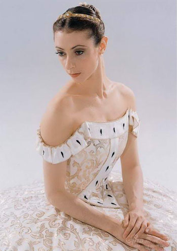 女主角雷蒙达带有忧郁与高贵双重气质