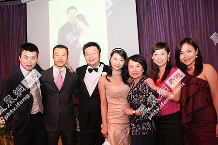 人齐贺新人(左起:刘爽,胡一虎,江南春,陈玉佳,曾瀞漪,刘珊玲,谢亚芳)