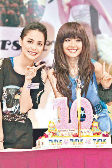 twins着香奈儿现身机场 十年成长成功蜕变(2)