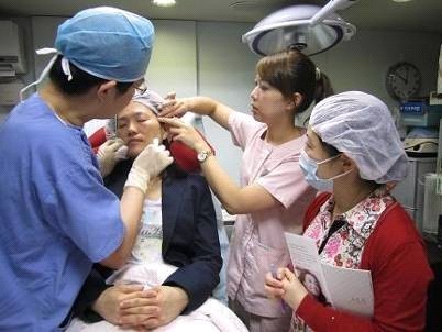 立竿见影 中韩台三地专家顾客现场注射体验