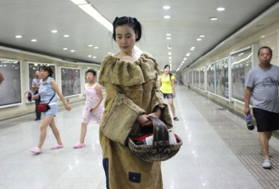 西安一女子麻袋装出街 称追求返璞归真衣着理念【组图】 (3)