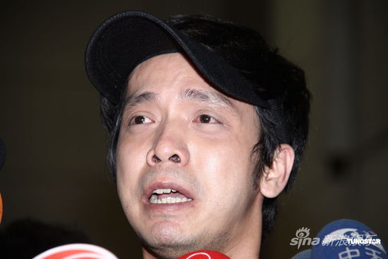 小炳含泪抵台 称大炳为赚钱加班病逝(图)