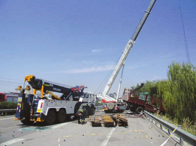 青兰高速重大车祸:引发8车连撞5死3伤(图)(3)