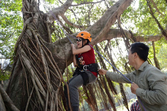 厦门大学爬树课,老师教学生们打绳结,这些打出来的绳结在爬树中起到
