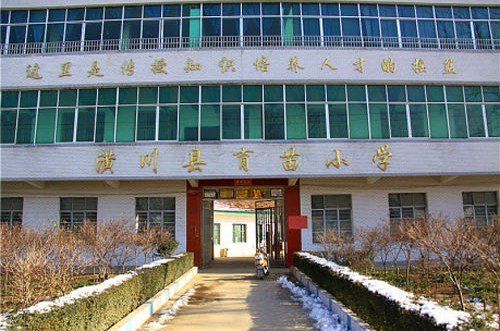 健康 亲子育儿 > 正文   12月28日,信阳市潢川县城关育苗小学幼儿园