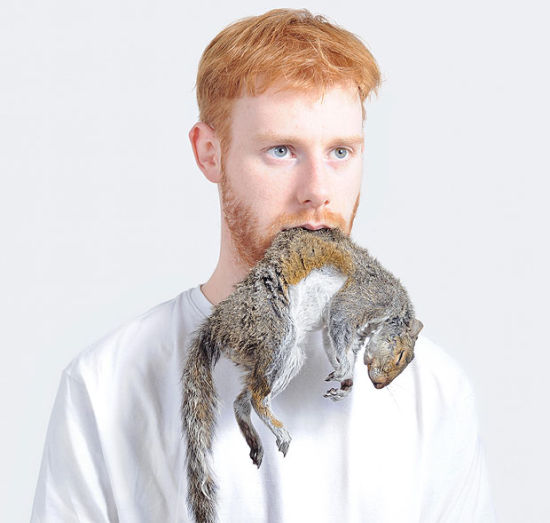 嘴含动物尸体拍照 行为艺术到极致(2)