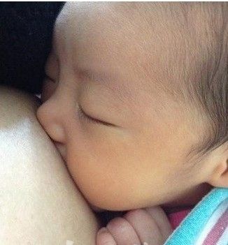 女星大尺度喂奶照引争议(图)(2)