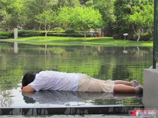 女性天地 > 正文   前天上午,一中年女子面朝下趴在景观水池中,身着