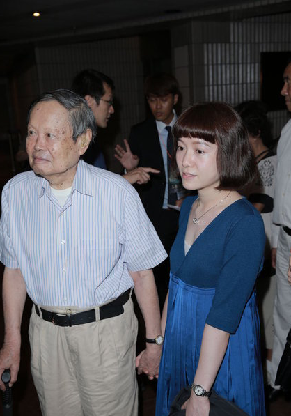 91岁杨振宁携36岁妻子亮相 真爱无界(图)