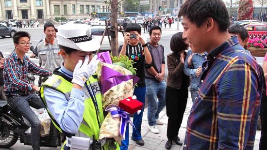 小伙女交警求婚 违章司机的一见钟情故事(图)(2)