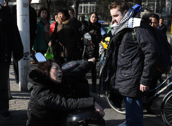 老外扶摔倒女被訛不實 摔倒女:我不差錢(圖)(7)_新浪上海_新浪網