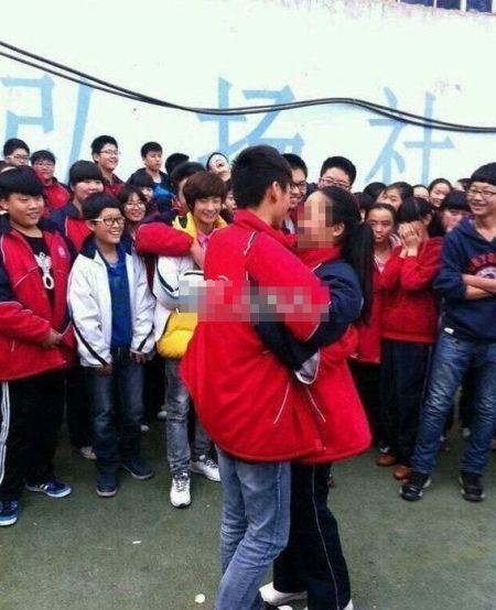初中接吻门 00后当众激吻周围同学鼓掌叫好(2)