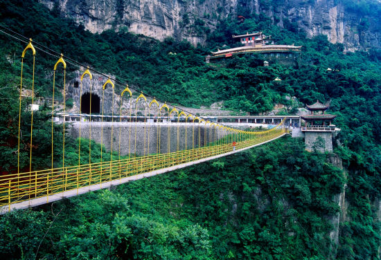 中國浪漫愛情橋:西羌九皇山 西羌九皇山猿王洞景區猿王洞側的