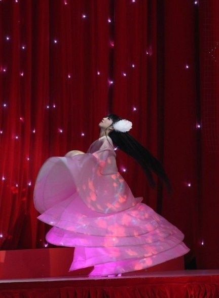 儿子福儿从小一起长大,感情十分要好,因此只要有空她就会来"青庐"喝茶