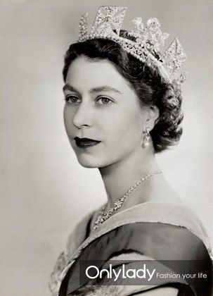 这尊皇冠也成了女王母亲留给她的遗物,意义非凡.