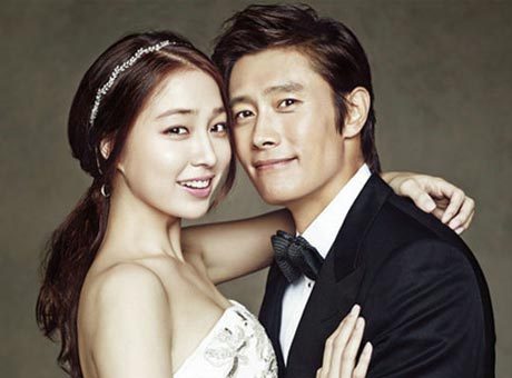 韩国演员李秉宪凭借特种部队成功进入好莱坞,与妻子李珉廷的婚纱也是