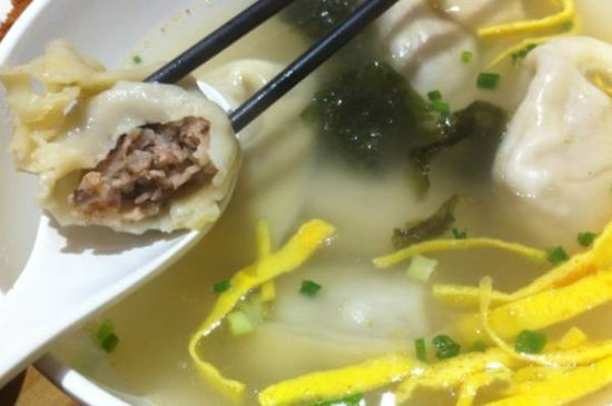 【美食區域】仙姑餛飩 【地址】寶山區聚豐園路105弄當代高邸某6樓無電梯民居 【人均】39元 這家餛飩以野生菌鮮肉餛飩為主,都是市面上相對較少的菌菇,松茸啦,牛肝菌啦,雞油菌啦,雞縱菌等,都是限量的,下手慢了就沒了。6元一個的雞樅菌餛飩是真心鮮美好吃,雞樅的香氣有點點類似散養雞腿肉,而且關鍵是那種具有穿透力的鮮美,具有不小的驚艷感,喜歡吃菌菇的人,一定要嘗試一下。 值得一提的是高山菌類品種多,一般店面里還真尋不到哦,聽小伙伴分享店里所有餛飩的材料都是老板自己洗,自己調味,自己包的,只有