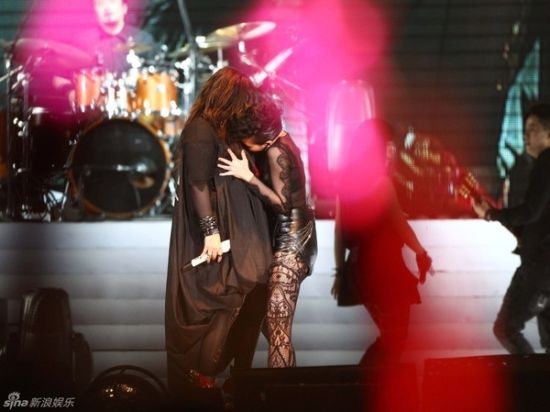 小s吻胸张惠妹(图)