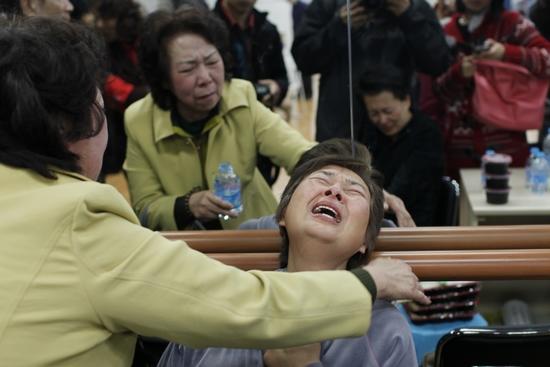 在安置点,居民因为亲人分离而哭泣.早报见习记者 苗奥 上海日报