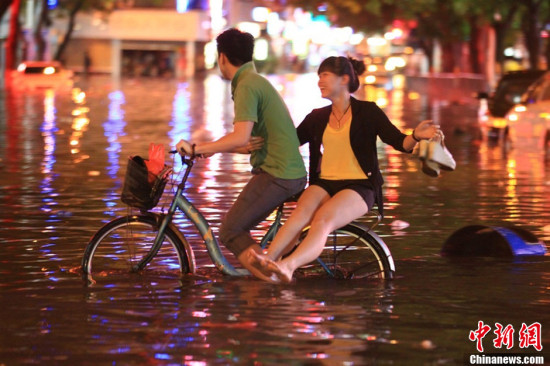 珠海暴雨市民乘皮划艇内涝(图)(2)