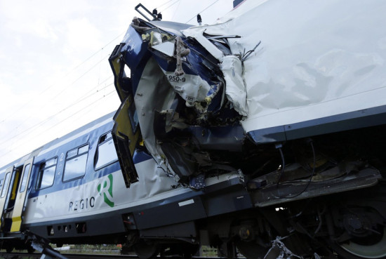 瑞士火車相撞 乘客砸碎玻璃逃生 (6)_新浪上海_新浪網