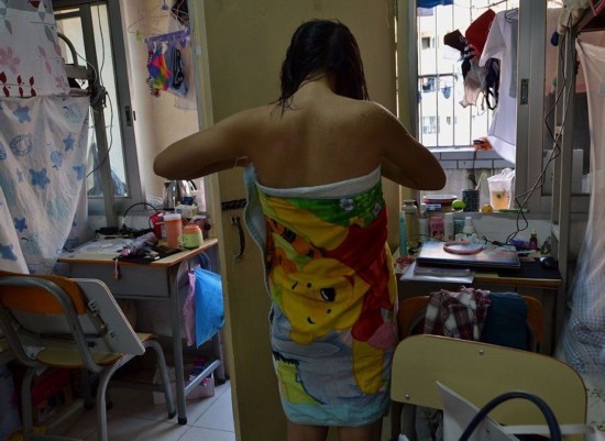 女生宿舍生活 彪悍浴巾照走红(4)