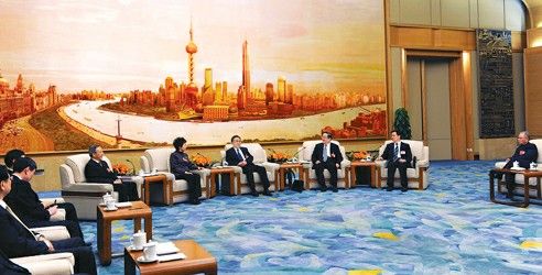 昨看望出席全国人代会上海代表俞正声严隽琪韩正刘云耕陪同    本报